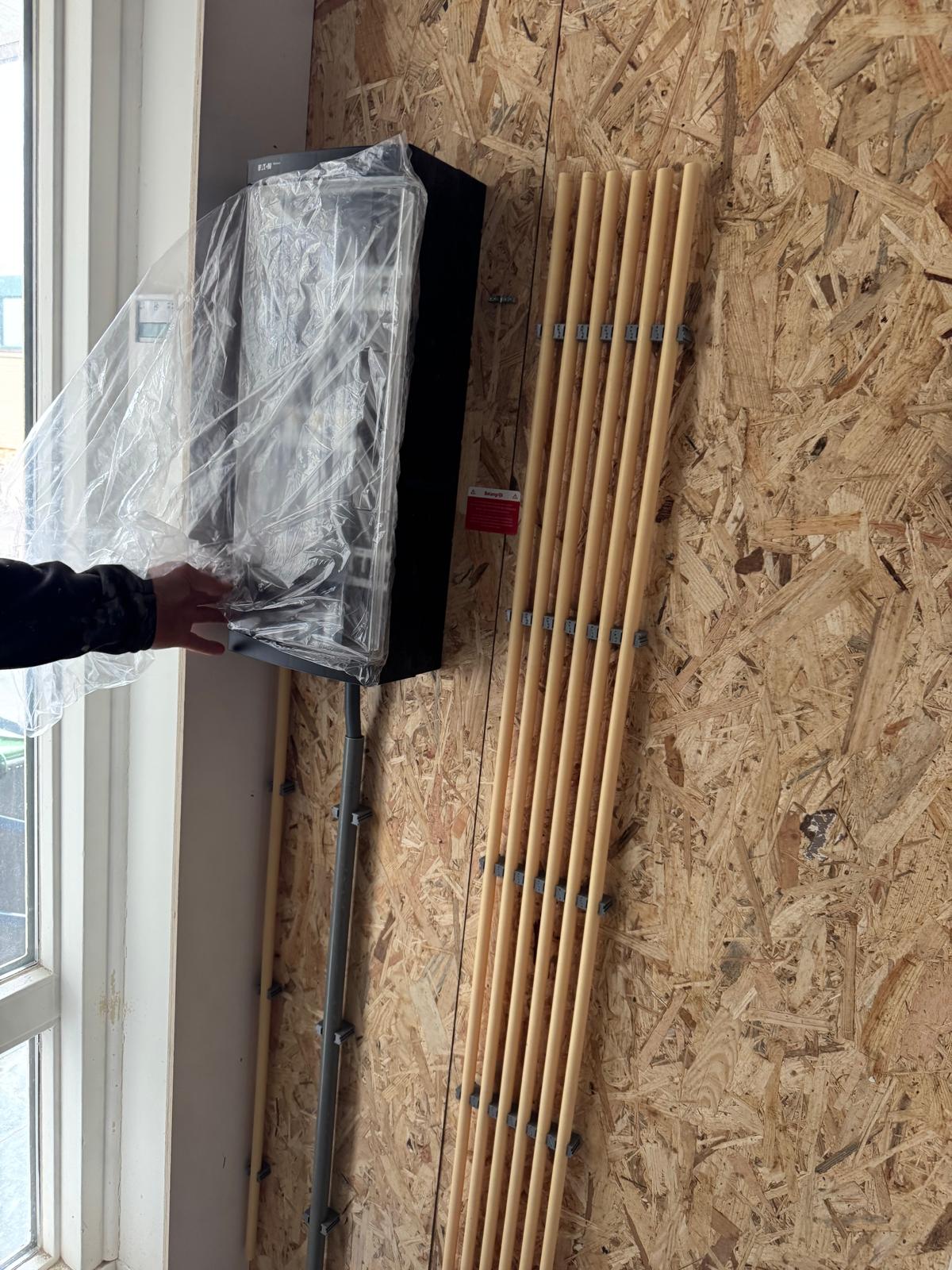 Nieuwe meterkast met leidingen op OSB plaat
