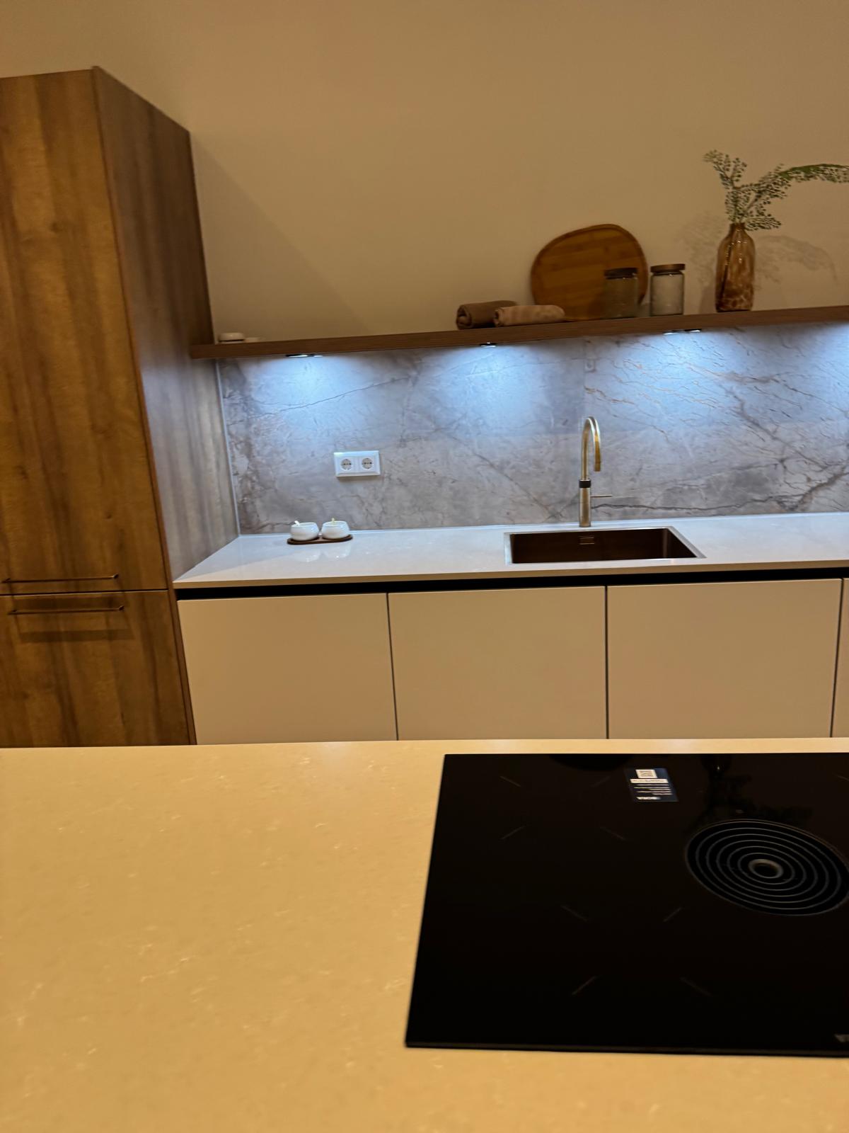 Strakke nieuwe keuken met kookeiland