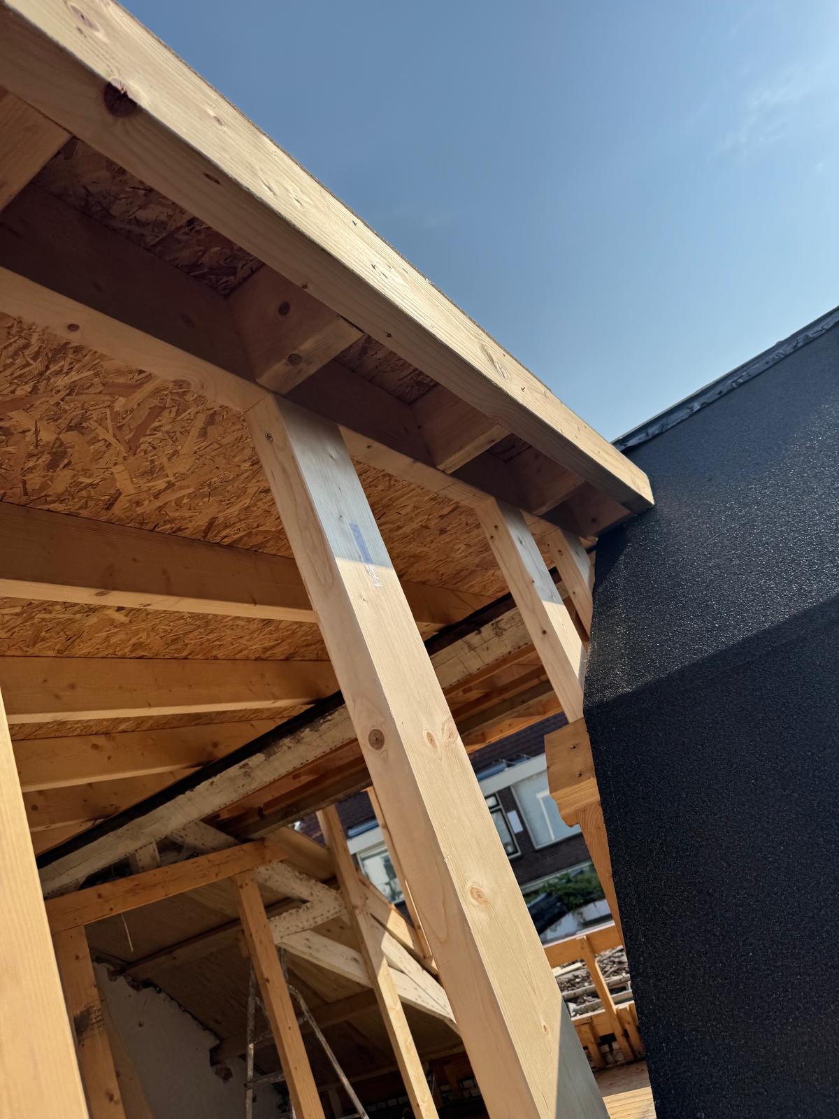 Nieuwe houten dakconstructie met OSB plaat
